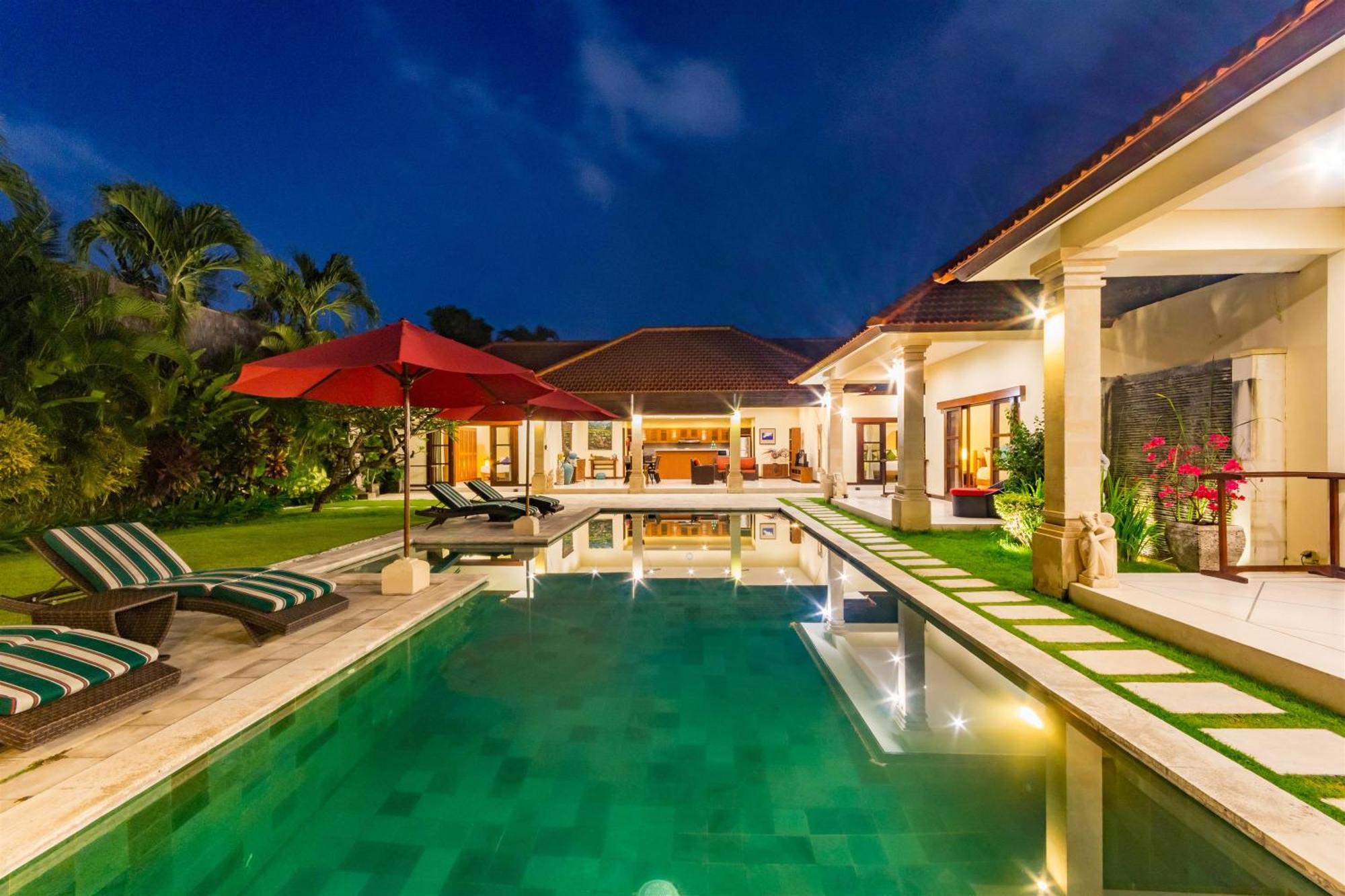 Villa Bugis Drupadi Seminyak Rum bild