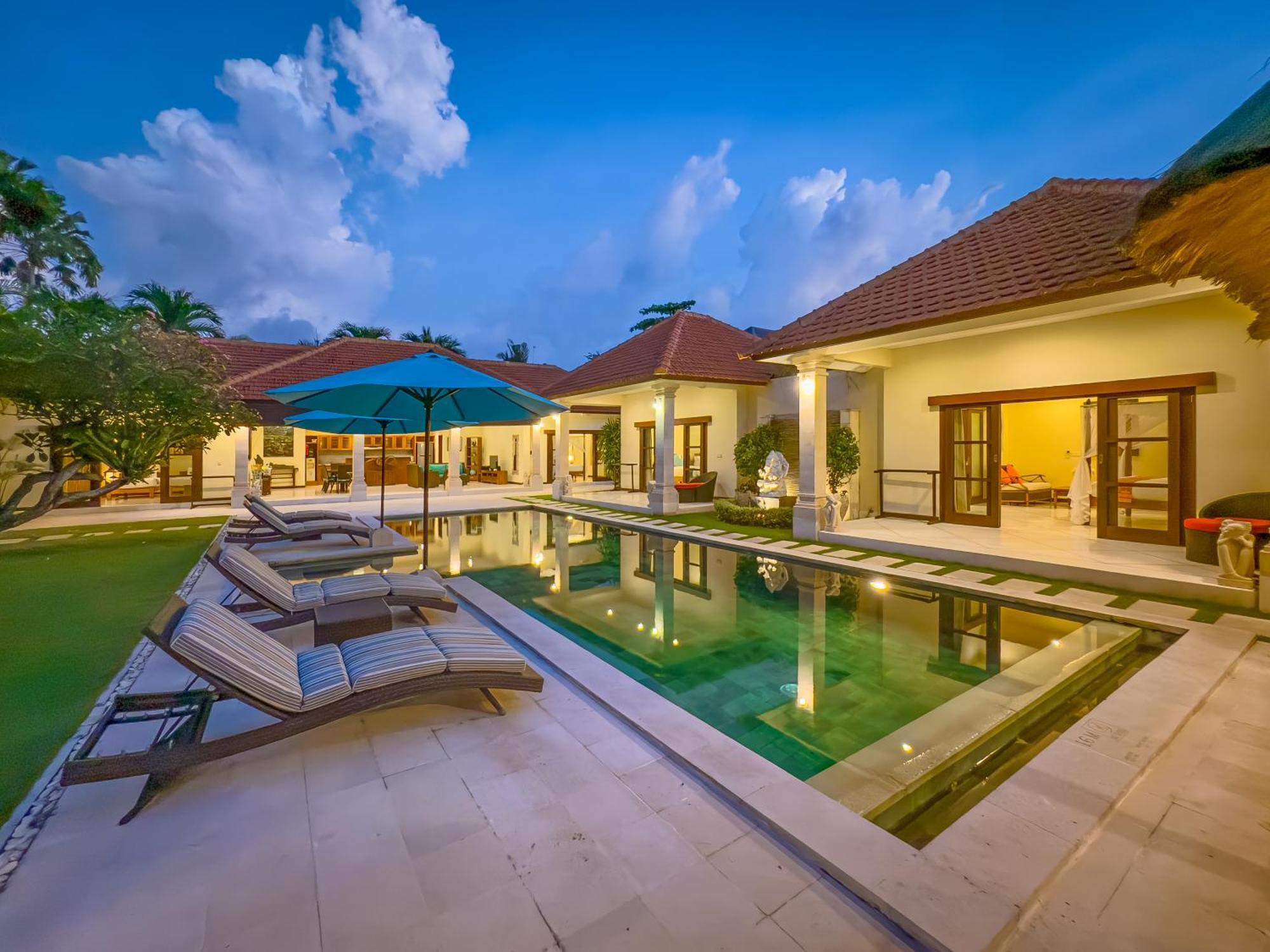 Villa Bugis Drupadi Seminyak Rum bild